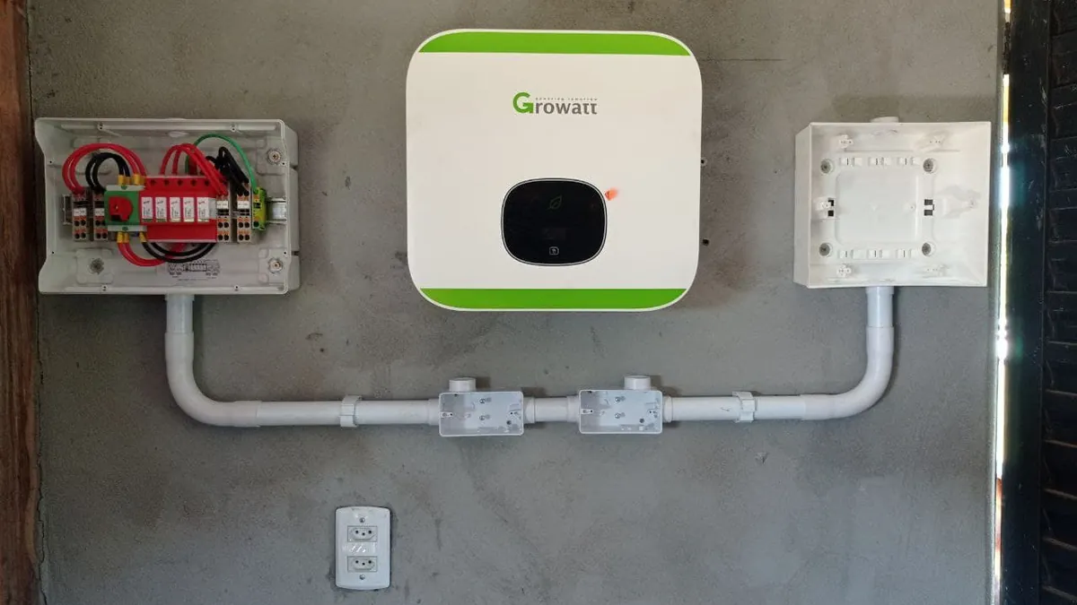 Inversor fotovoltaico e string box instalados e energizados após a homologação do sistema