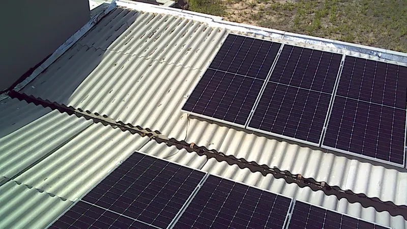 Módulos fotovoltaicos instalados sobre telhado metálico